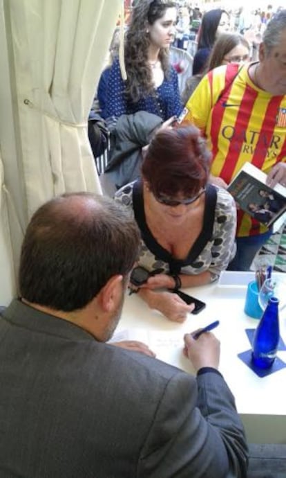 Una lectora de Junqueras en el moment en què el polític li estampa la seva firma.