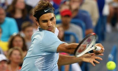 Federer golpea una derecha.