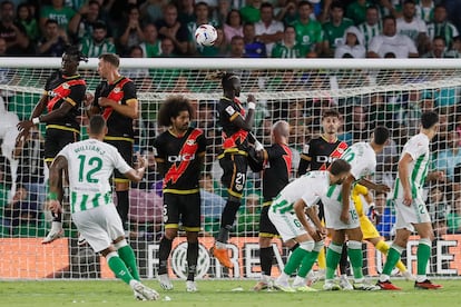 Willian José marca de falta el gol del triunfo del Betis ante el Rayo.