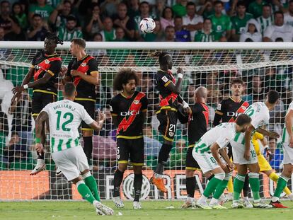 Willian José marca de falta el gol del triunfo del Betis ante el Rayo.