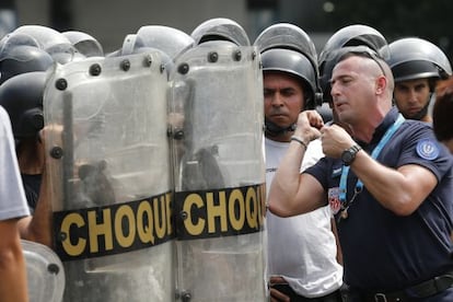 Agente francês durante um treinamento da polícia no Rio.