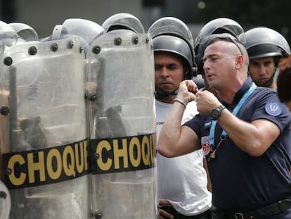 Agente francês durante um treinamento da polícia no Rio.