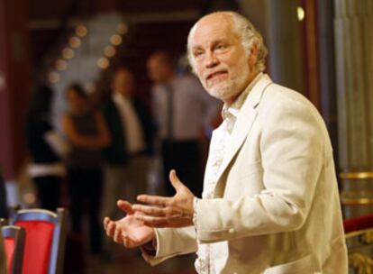 El actor John Malkovich durante la rueda de prensa que ofreció ayer en el Teatro Arriaga de Bilbao.