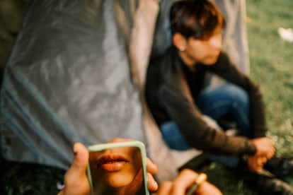 Aslys Queragama se pinta los labios, en Bogotá, el 20 de mayo de 2025. "Quiero trabajar y seguir adelante para que a mi comunidad no la discriminen", dice. 