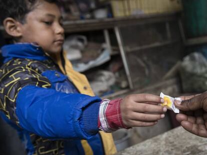 El caramelo que ofrecen a los niños después del tratamiento es el único nexo entre la tienda de dulces de Jawahar y el centro para quemados.