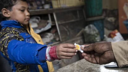 El caramelo que ofrecen a los niños después del tratamiento es el único nexo entre la tienda de dulces de Jawahar y el centro para quemados.