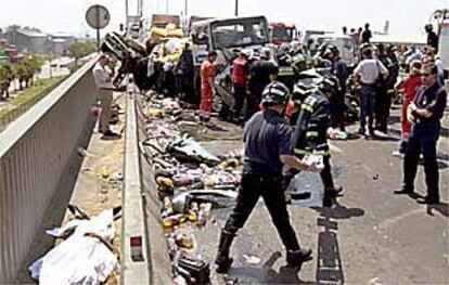 Efectivos del cuerpo de Bomberos, ayer, durante las tareas de rescate de los accidentados en el Puente del Quinto Centenario.