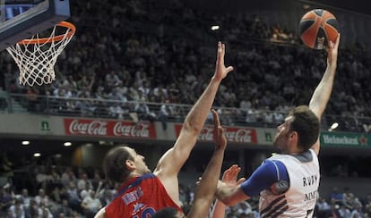  El alero del Real Madrid Rudy Fern&aacute;ndez (d) tira a canasta frente al p&iacute;vot serbio del CSKA de Mosc&uacute; Nenad Krstic (i), durante el partido
 