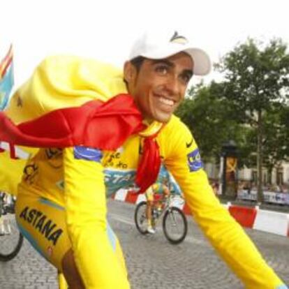 Alberto Contador a su llegada a los Campos Elíseos en el Tour de Francia de 2010