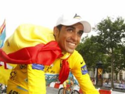 Alberto Contador a su llegada a los Campos Elíseos en el Tour de Francia de 2010