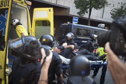 Twenty-four people were injured in the clashes. In this photo, a Mossos officer is placed in an ambulance.