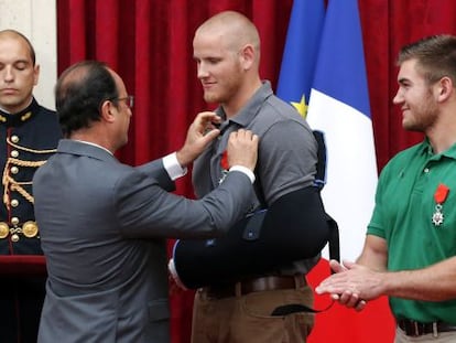 El president francès, François Hollande, lliura la Legió d'Honor a Alek Skarlatos i Spencer Stone, el 24 d'agost del 2015.