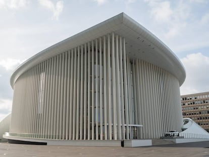 Abierta en 2005 en pleno barrio de Kirchberg, la Philharmonie proyectada por Christian de Portzamparc es hoy uno de los edificios más sorprendentes de Luxemburgo.