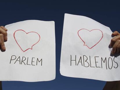 Un manifestante sostiene un cartel en el que puede leerse "Parlem" y "Hablemos", durante una protesta en Madrid en septiembre de 2017.