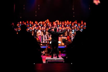 Enrique Iglesias, director de orquesta, da indicaciones a los niños participantes del musical 'Ubuntu y Acción!'.