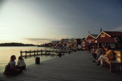 Atardecer en el puerto del pueblo pesquero de Fjallbacka, en la costa de Bohuslän.