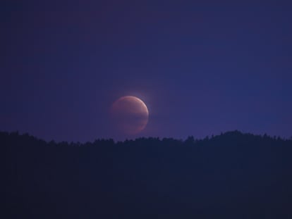 Un eclipse lunar total visto desde Ciudad de México, en mayo de 2021.
