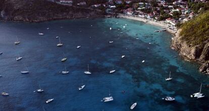 Yates privados amarran en una de las playas de la isla caribeña de San Bartolomé.