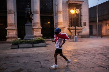 Un seguidor de Pedro Castillo llega trotando al acto de posesión en el centro de Lima.