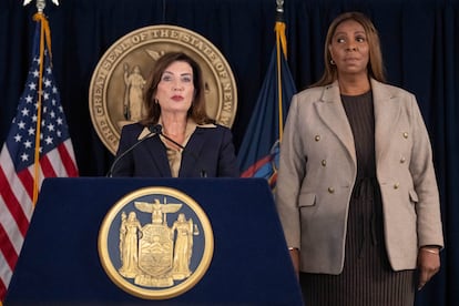 La gobernadora de Nueva York, Kathy Hochul, habla durante una conferencia de prensa junto a la fiscal general de Nueva York, Letitia James