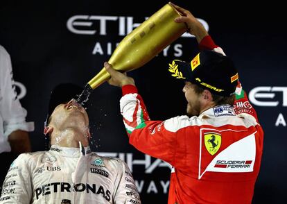 Sebastian Vettel da de beber al nuevo ganador de Fórmula 1, el alemán Nco Rosberg.