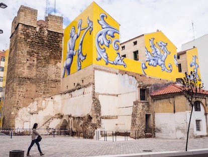 Parte de la muralla y un mural de cerámica en Talavera de la Reina (Toledo).