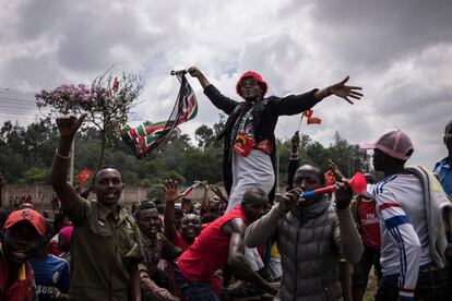 Partidarios del presidente Uhuru Kenyatta celebran en Nairobi el rechazo del Tribunal Supremo de anular las elecciones del pasado 26 de octubre, validando así el triunfo de Kenyatta.