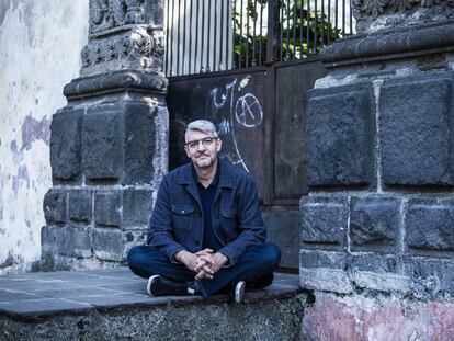 El escritor Emiliano Monge posa para una fotografía en el Centro de Coyoacán en la Ciudad de México.