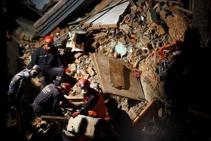 Miembros de los equipos de rescate de Nepal, Turquía y China en las labores de rescate en Katmandú.