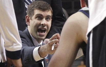 Brad Stevens da instrucciones a sus jugadores en un partido con Butler.