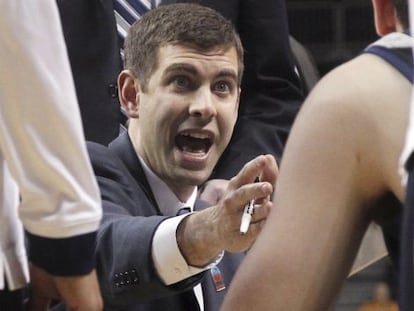 Brad Stevens da instrucciones a sus jugadores en un partido con Butler.