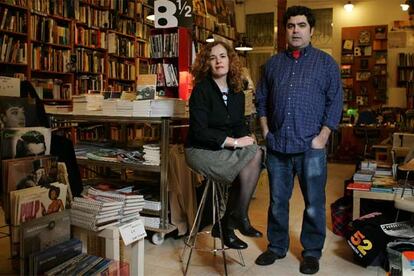 María Silveyro y Jesús Robles, ayer, en su librería Ocho Medio de Madrid.