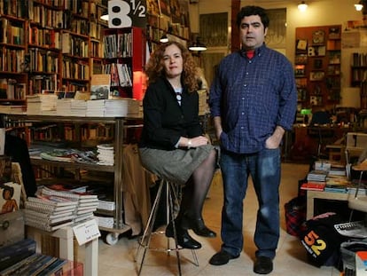 María Silveyro y Jesús Robles, ayer, en su librería Ocho Medio de Madrid.