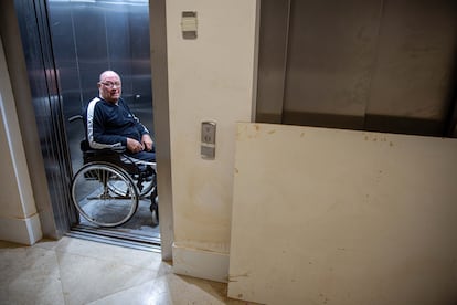 Antonio de la Cruz, en el ascensor del edificio de La Torre de Valencia. 