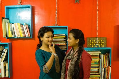 Nilofar y Amrin Shaikh tienen 22 y 14 años respectivamente y son hermanas. Amrin nunca fue a la escuela porque es sordomuda, pero desde que estudia lenguaje de signos en Kranti quiere ser profesora.