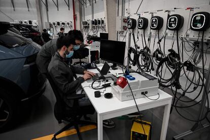 Unos operarios en la fábrica de puntos de recarga de Wallbox en Barcelona.