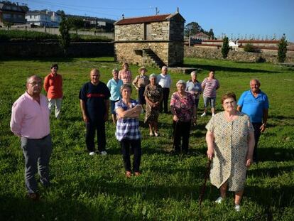 Vecinos de la Aldea de O couto (Ponteceso) que ser&aacute; objeto de una investigaci&oacute;n de la Universidad de Santiago de Compostela. 