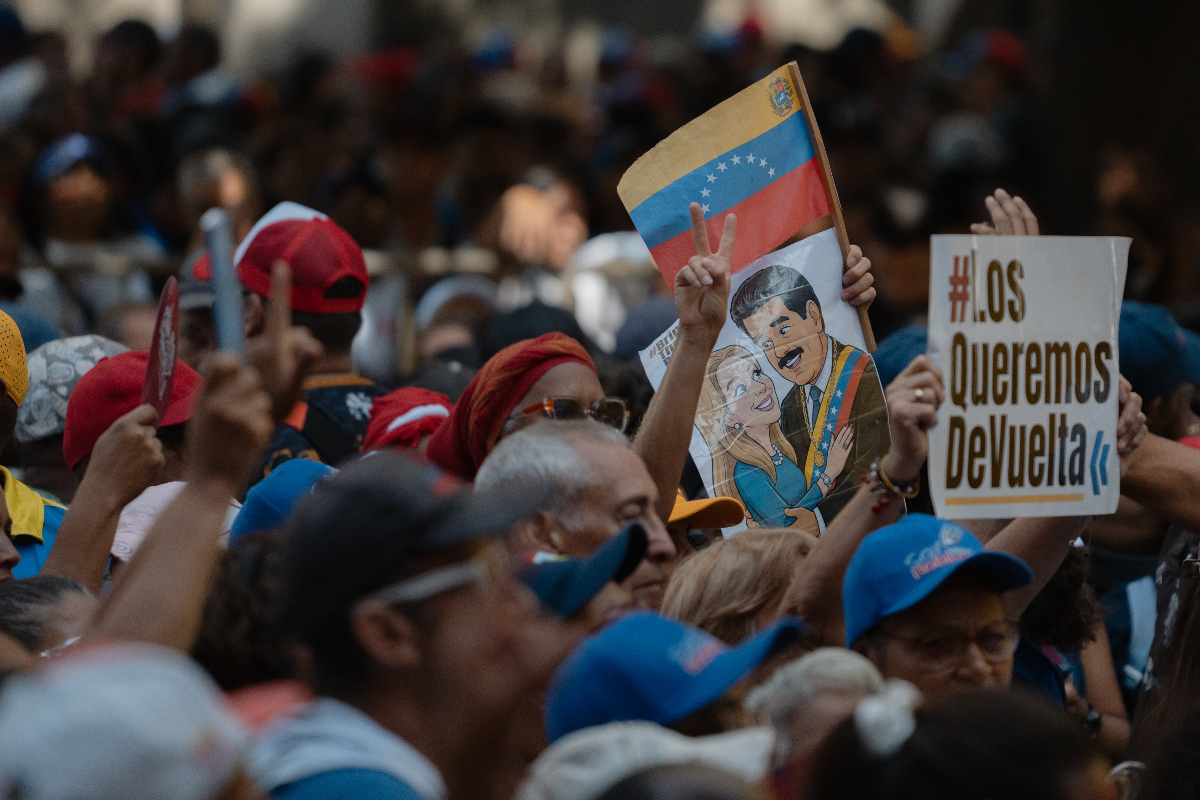 Una mujer sostiene un cartel de Nicolás Maduro y Cilia Flores en la marcha por la paz.