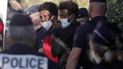 Migrantes del 'Ocean Viking' son trasladados a un centro temporal en Hyères (Francia), este viernes.