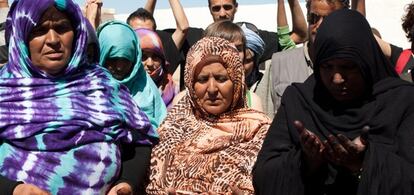 Un grupo de saharauis guarda un minuto de silencio este mediodía por el adolescente muerto por disparos marroquíes en El Aaiún.