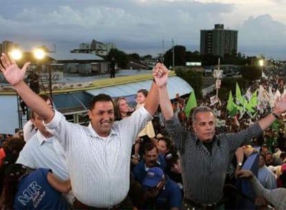 Los candidatos opositores Manuel Rosales (derecha) y Pablo Pérez, en un mitin el miércoles en Maracaibo.