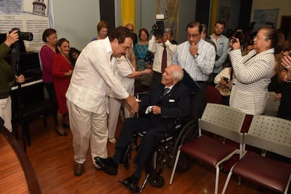 El alcalde de Guayaquil, Jaime Nebot, saluda en una imagen de archivo al compositor recientemente fallecido Carlos Rubira Infante.  