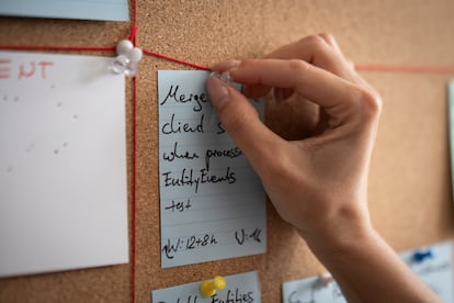 Una de las empleadas de Tuta coloca una nota con ideas sobre un corcho.
