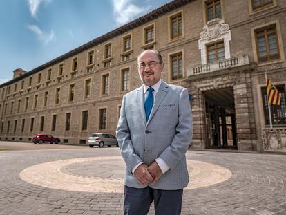 El presidente de Aragón, Javier Lambán, este viernes junto a la sede del Gobierno regional, en Zaragoza.