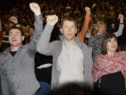 Hasier Arraiz, Rufi Etxeberria y Maribi Ugarteburu en un mitin de la izquierda abertzale en el Kursaal donostiarra.