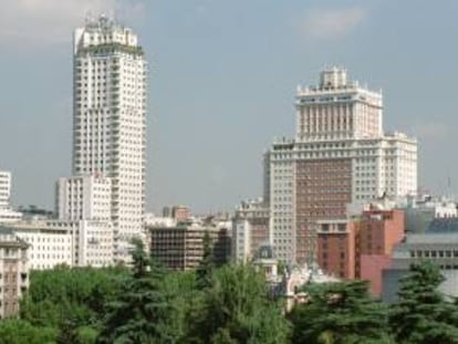 Fotografía de archivo del Edificio España (dcha) y su vecina Torre de Madrid (i), ambos en la capital. EFE/Archivo