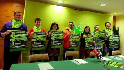 Miembros de Independentistak presentan la manifestación de Durango.