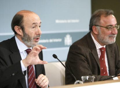 El ministro del Interior, Alfredo Pérez Rubalcaba (izda), junto al director general de Tráfico, Pere Navarro, durante la presentación del balance en materia de seguridad vial correspondiente a 2007.