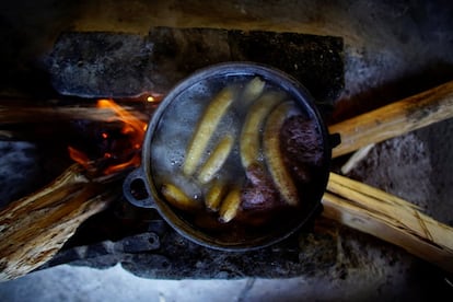 Preparação do almoço em uma casa de Santo Domingo (Cuba).