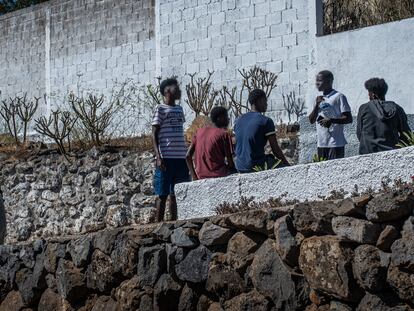 Menores en la puerta de un centro de acogida de La Laguna Tenerife. Este espacio alberga a unos 300 menores migrantes no acompañados.